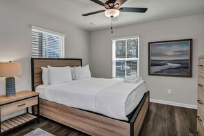 3 Schlafzimmer, Schreibtisch, Bügeleisen/Bügelbrett, WLAN
