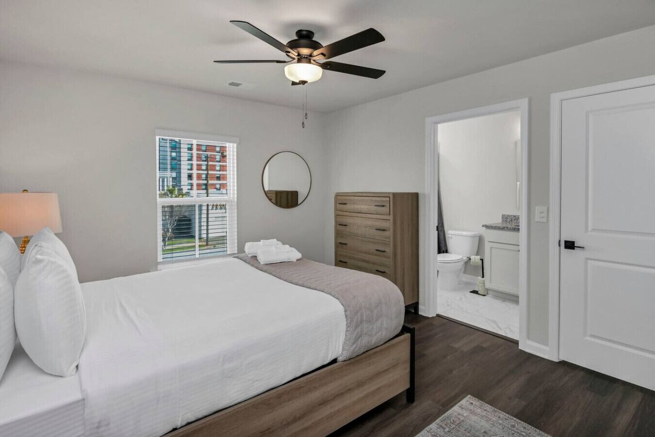 3 habitaciones, escritorio, wifi y ropa de cama 