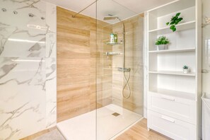 Shower, hair dryer, bidet, towels - Family Villa w/ Grill • Terrace • Pool • Hot Tub (Chayofa)