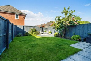 Property grounds - Refurbished home sleeping 6 with free parking and private garden (Greater Manchester)