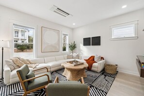 Smart TV - 30A Beach Home・Walk to Beach・2 King Suites・Pool ・Sleeps 10・Inlet Beach (Inlet Beach)
