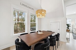 Dining - 30A Beach Home・Walk to Beach・2 King Suites・Pool ・Sleeps 10・Inlet Beach (Inlet Beach)