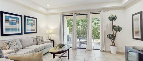 Casa, varias camas, hidromasaje, vista a la alberca (Mickey's Clubhouse - The Fountains) | Área de sala de estar