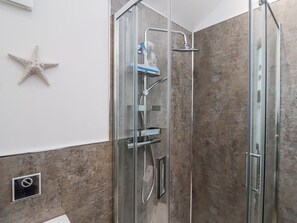 Shower - Le Petit Glen (Lyme Regis)