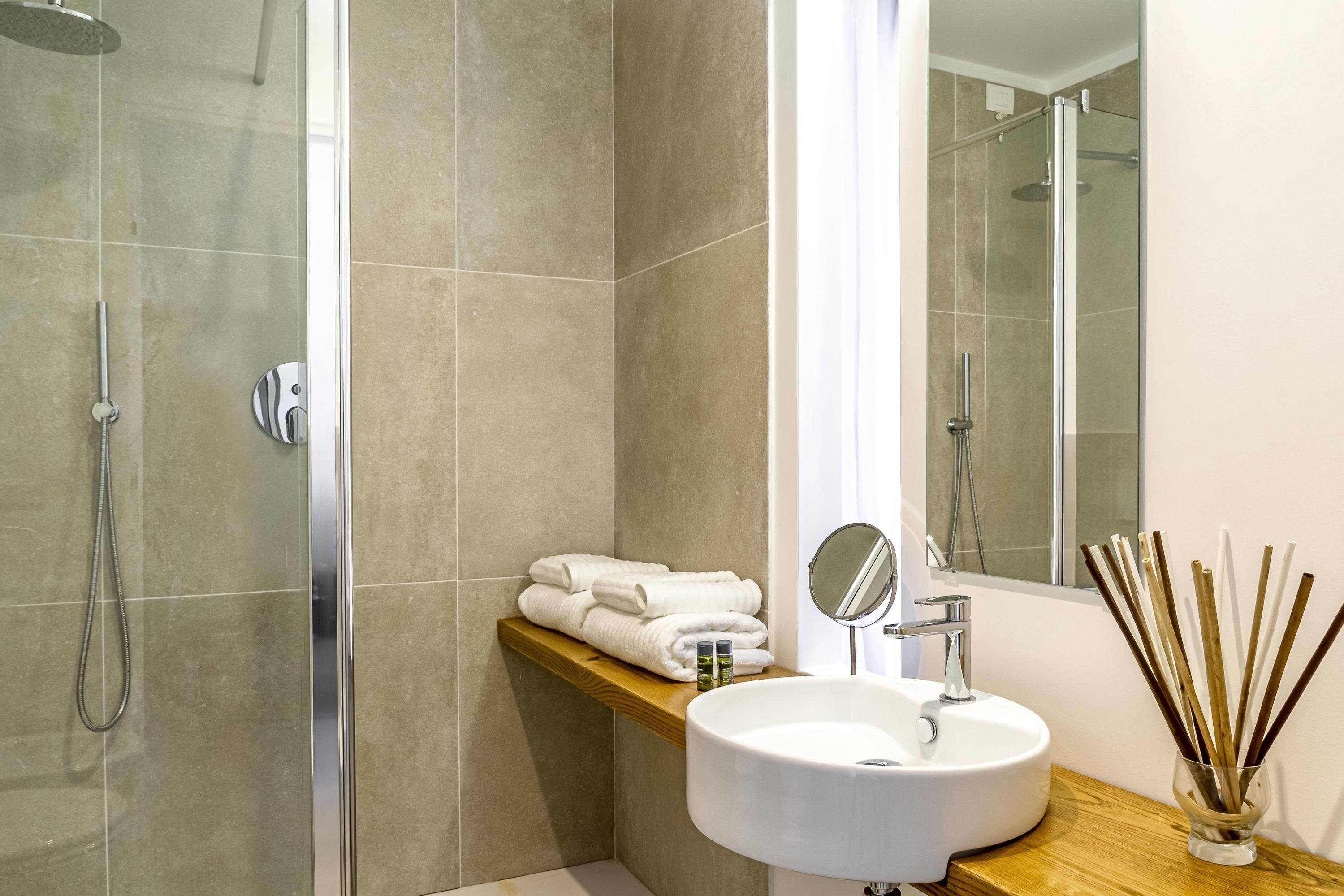 Dusche, Haartrockner, Bidet, Handtücher