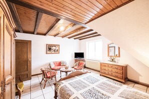 2 bedrooms, iron/ironing board, WiFi, bed sheets - Gîte in Southern Alsace Largue – Peaceful Countryside Retreat (Wolfersdorf)