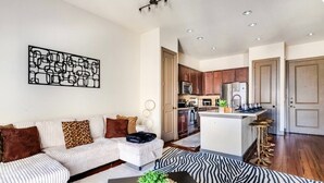 Een moderne woonkamer met een bank, een salontafel en een tapijt met zebraprint.