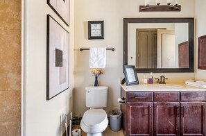 Towels, soap, toilet paper - Galleria King Luxe - Wall to Mall - Pool View (Houston)