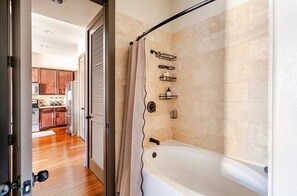 Towels, soap, toilet paper - Galleria King Luxe - Wall to Mall - Pool View (Houston)