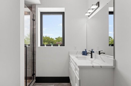 Welcome to Blue Haven Retreat, beautifull 2- bedroom located in South St. Louis