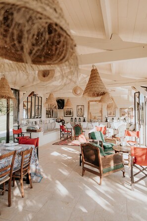 Outdoor dining - Vrbo Property (Vézac)