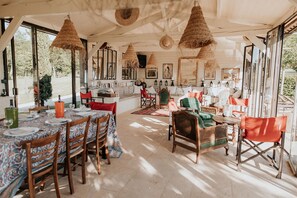 Outdoor dining - Vrbo Property (Vézac)