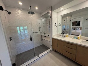 Dusche, Haartrockner, Handtücher
