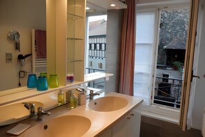 Interior - Cour Du Weinhof - Hansi Room with Shared Terrace and Wi-Fi (Colmar)