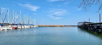 Beautiful Lakeview 2BR Condo -Modern & Cozy with Pool