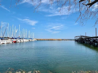 Beautiful Lakeview 2BR Condo -Modern & Cozy with Pool