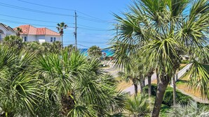 A residential area with houses, palm trees, and a clear blue sky. - Alerio D301 (Miramar Beach)
