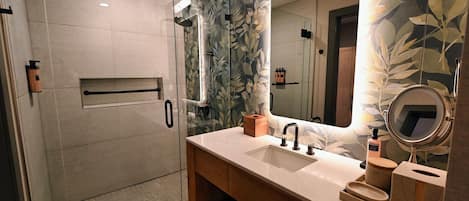 Articles de toilette griffés, séchoir à cheveux, serviettes fournies