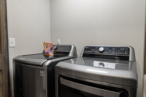 Interior - Cozy 2-bedroom cabin with AC and Hot tub in Murphy (Murphy)