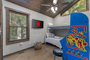 Room - Cozy 2-bedroom cabin with AC and Hot tub in Murphy (Murphy)