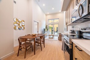 Private kitchen - Premier King 1B1B｜Pool & Spa｜Smart 4K TVs (Montclair)