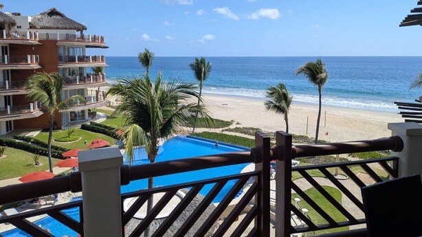 Ein Resort mit Pool, Strand und Meerblick.