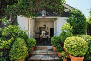 Terrace/patio - Private Hollywood Hills View Estate 4BR (Los Angeles)