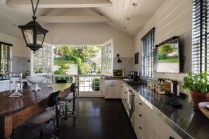Private kitchen - Private Hollywood Hills View Estate 4BR (Los Angeles)