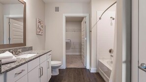 Đồ dùng nhà tắm miễn phí, máy sấy tóc, khăn tắm, xà phòng 