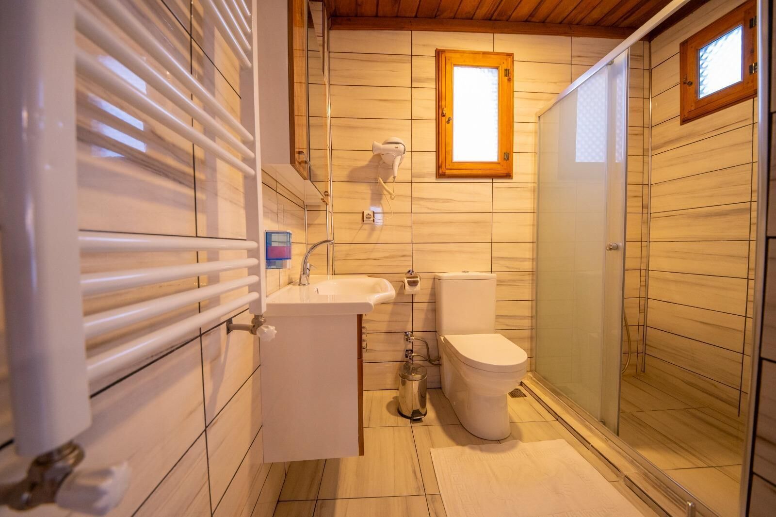 Comfort eenpersoonskamer, uitzicht op tuin | Badkamer