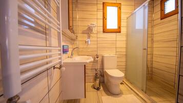 Comfort eenpersoonskamer, uitzicht op tuin | Badkamer