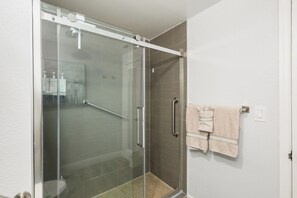 Shower, hair dryer, towels, soap - South Beach Ocean Drive Condo w/ Full Kitchen – Walk to Beach (Miami Beach)
