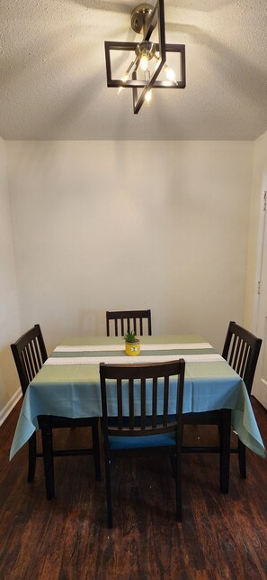 Dining - Near Sherman College 2BR w/ Wi-Fi + Washer/Dryer (Boiling Springs)