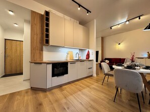 Fridge, microwave, oven, stovetop - Quiet & Stylish Apartment in Old Town 3min from Main Station Dapartments.eu (Kraków)