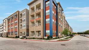 Exterior - Landing Apartments Midtown Park (Dallas)