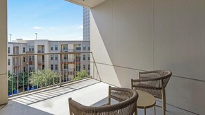 Apartment (1 Bedroom) | Terrace/patio - Landing Apartments Midtown Park (Dallas)