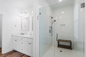 Shower, towels, shampoo - Sailaway Sister- Waterfront & Pet Friendly (Port St. Joe)