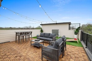 Outdoor dining - Artsy Modern Retreat w/ Cityview Rooftop (Dallas)