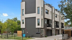 Un immeuble résidentiel à plusieurs étages, doté d’une architecture moderne, de balcons et d’une entrée sécurisée.