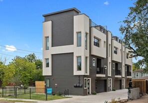 Exterior - Artsy Modern Retreat w/ Cityview Rooftop (Dallas)