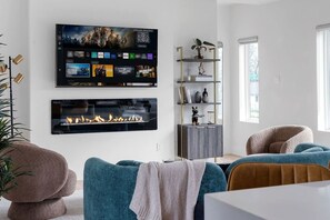 Interior - Artsy Modern Retreat w/ Cityview Rooftop (Dallas)