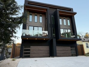 Exterior - Massive Boutique Creative Home • Downtown Dallas (Dallas)