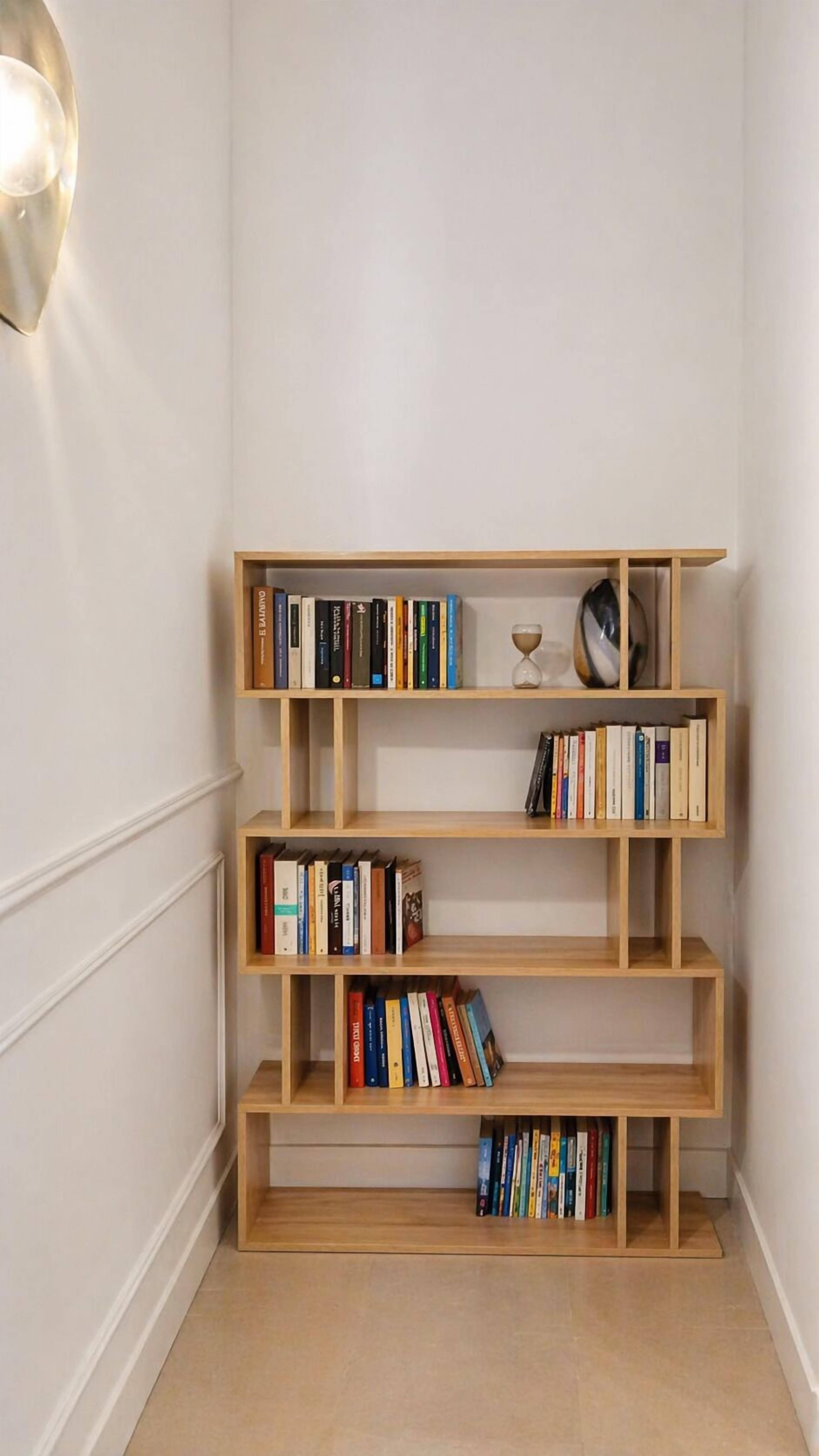 Una estantería de esquina con varios estantes, algunos con libros y otros vacíos.