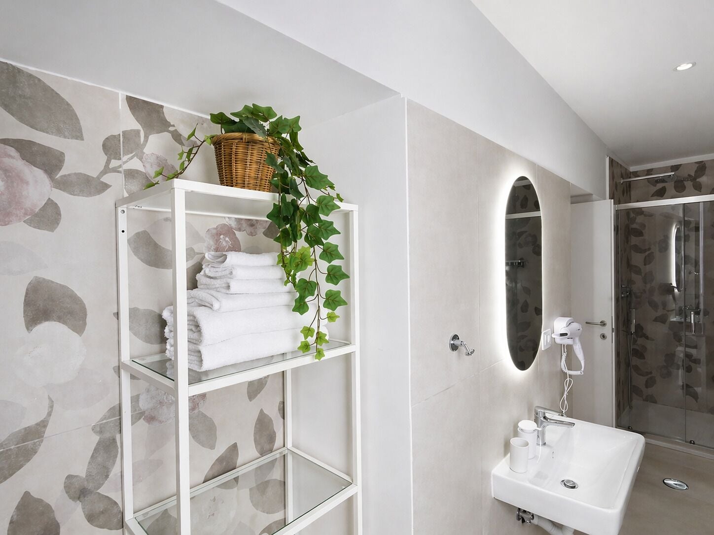 Douche, sèche-cheveux, serviettes fournies, savon