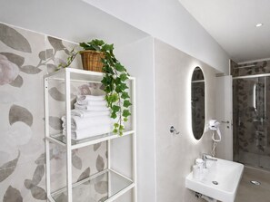 Shower, hair dryer, towels, soap - Incoming Medina (Naples)