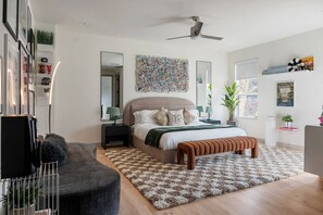 Desk, iron/ironing board, WiFi, bed sheets - Ultra-Spacious Boutique Retreat in Downtown Dallas (Dallas)