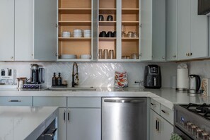 Fridge, microwave, oven, stovetop - Ultra-Spacious Boutique Retreat in Downtown Dallas (Dallas)