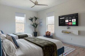 Desk, iron/ironing board, WiFi, bed sheets - Ultra-Spacious Boutique Retreat in Downtown Dallas (Dallas)