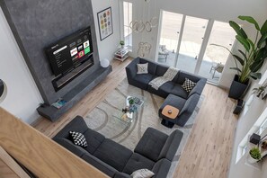TV, fireplace, stereo - Ultra-Spacious Boutique Retreat in Downtown Dallas (Dallas)