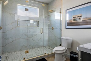 Hair dryer - Ultra-Spacious Boutique Retreat in Downtown Dallas (Dallas)